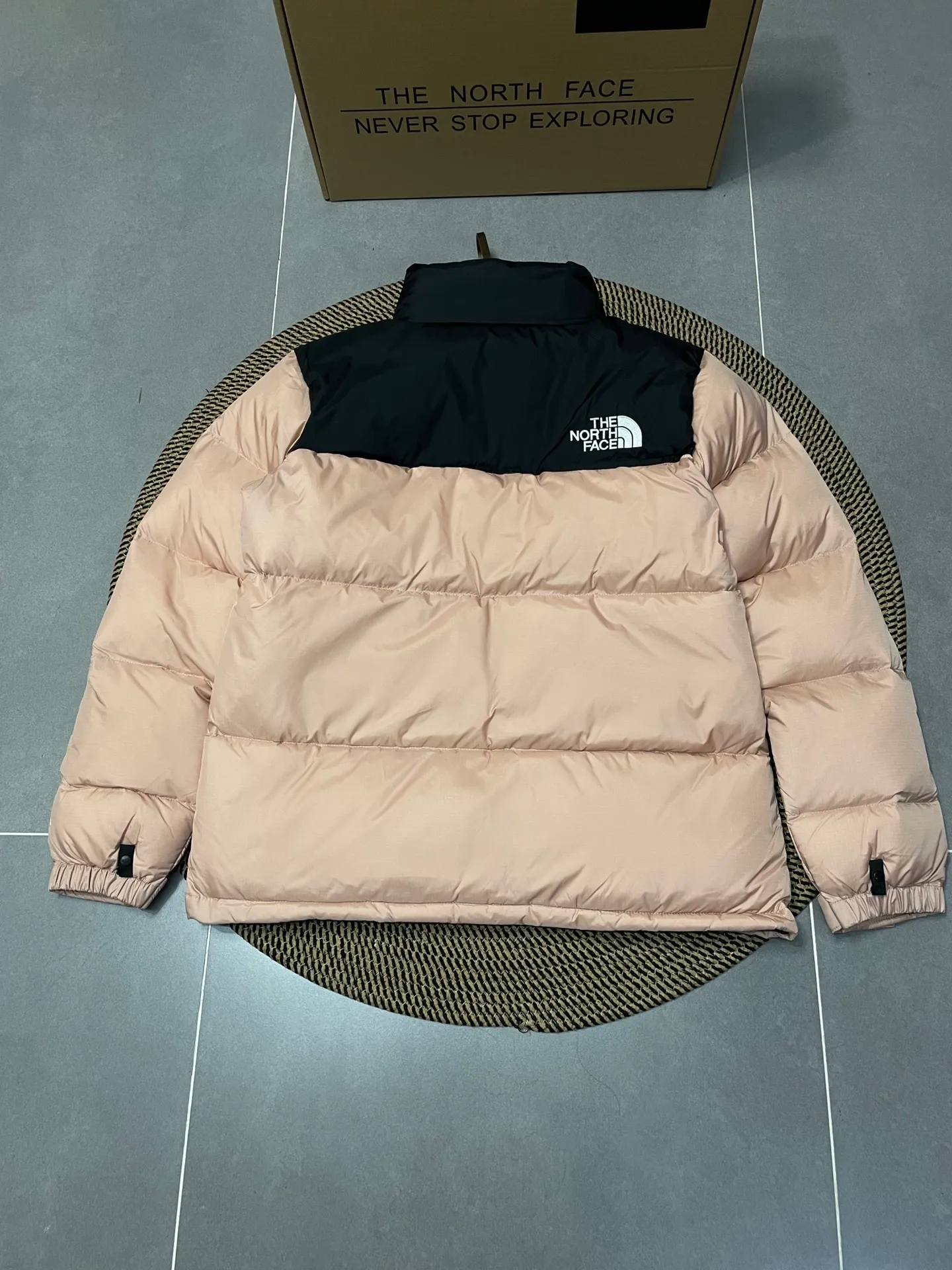 Pink 【The North Face 1996Nuptse 1996/Classic / / 】 ： The North Face" 、 。 The North Face" 。 The North Face。 。 , 。 The North Face" , Yosemite Half Dome, 。 + ： ✅ ：RDS Quality 700 / 280g ✅ ： ✅ ：YKK ISO 9000Quality ZP ✅ ：340TPremium ✅ ： ， ， Lightweight 。 ： ： DWR (DWR ） ～ ： 700 （RDS ) 1990 ， ， ， ， Lightweight 。